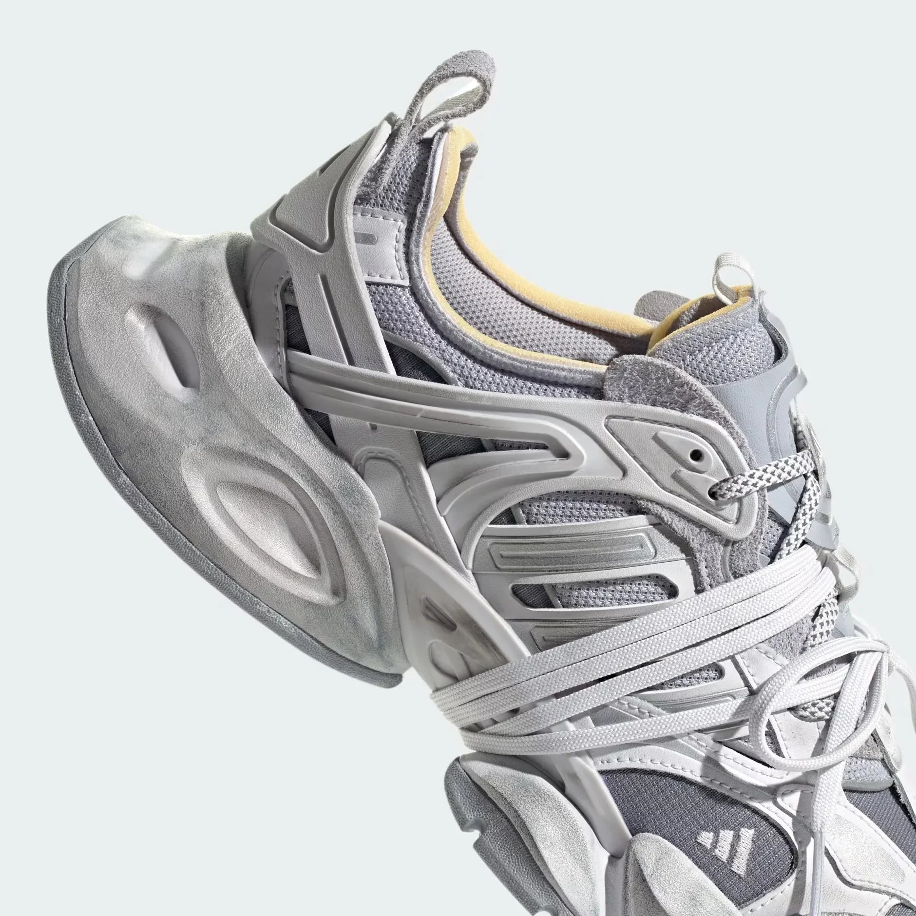 Kolekcja Adidas XLG Runner Deluxe – aktualny bestseller sneakersowego minimalizmu