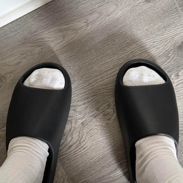 Yeezy YZY YS-01 Black i Cream dostępne od 329 zł! Oryginalne Yeezy YZY YS-01 kupisz na HypeSole.pl