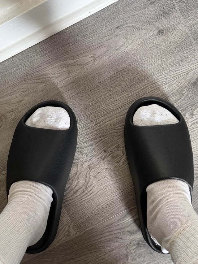 Yeezy YZY YS-01 Black i Cream dostępne od 329 zł! Oryginalne Yeezy YZY YS-01 kupisz na HypeSole.pl